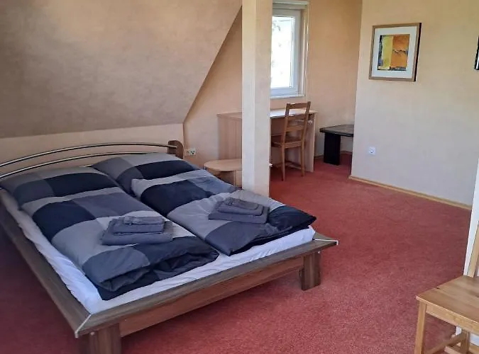 Couette-café Gaestehaus Six Mit Gemeinschaftskueche Bis 6 Personen